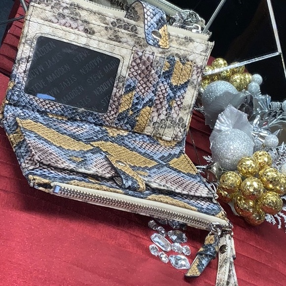 Steve Madden printed wallet - Picture 7 of 12